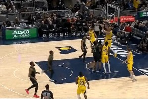 九游网页版-胡夫攻守转换跟进接球，双手背扣砍下24分刷新生涯新高