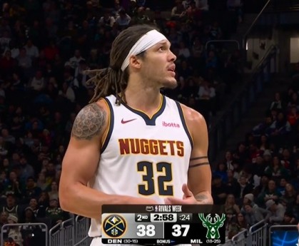 里外里差不少！戈登进攻犯规 掘金挑战成功阻挡2+1