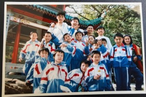 1997爱晚亭前的邂逅，2024微信群里的重逢：一张照片找到16人，还差你！