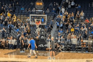 九游体育-勇士球迷蹲守82场，终于拍到库里热身&amp;quot;作弊码&amp;quot;